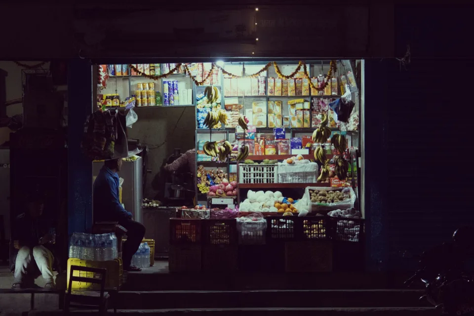 Ngăn mát bánh kẹo, sữa